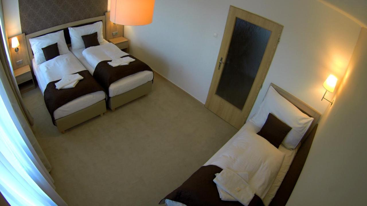 Hotel Pod Vlekem Loucná pod Klínovcem Exterior foto